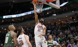 哈登缺阵阿伦27+11施罗德26分 波特20+8雄鹿险胜骑士